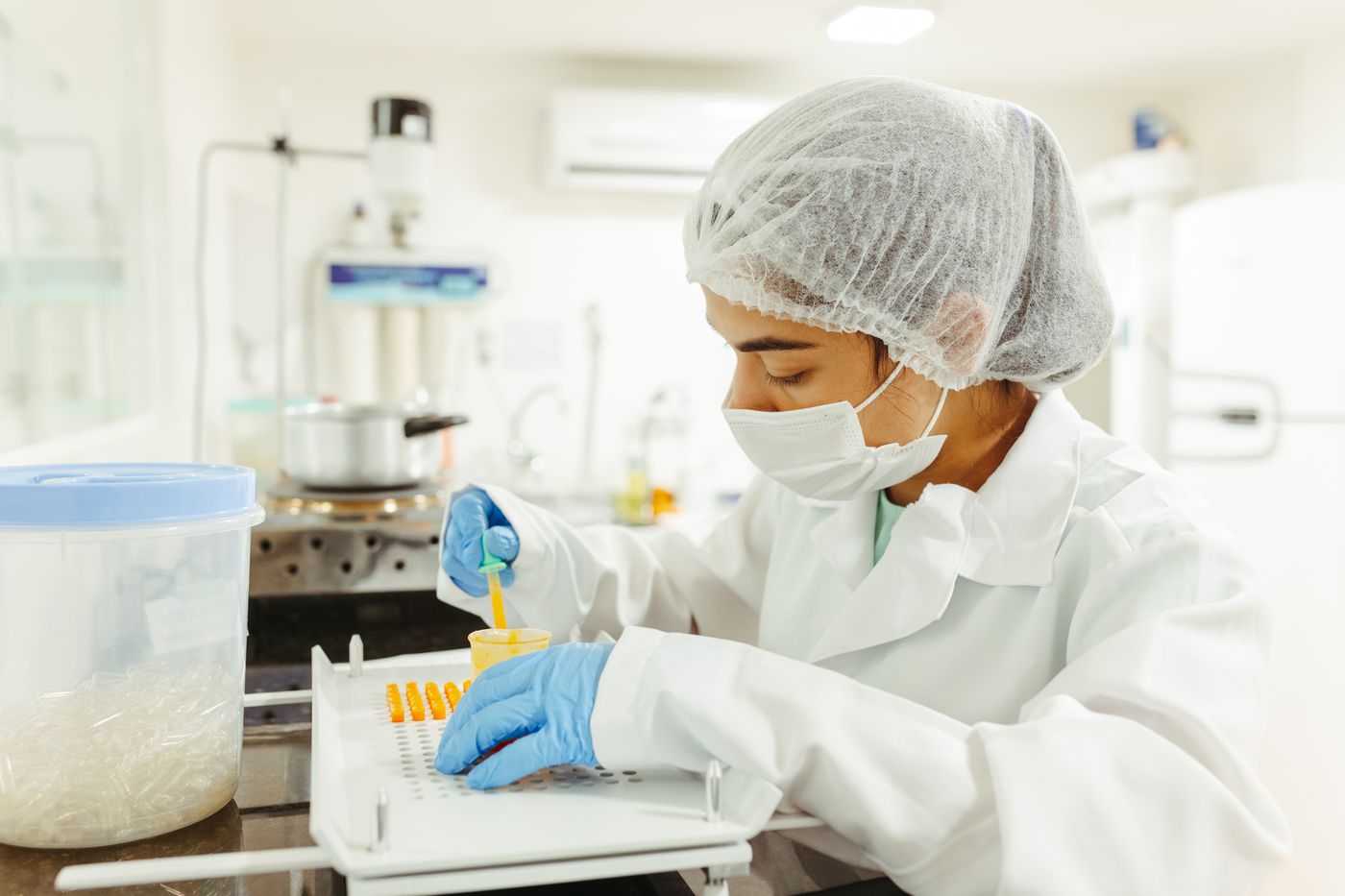 Pharmaceutical quality control technician encapsulating medicine